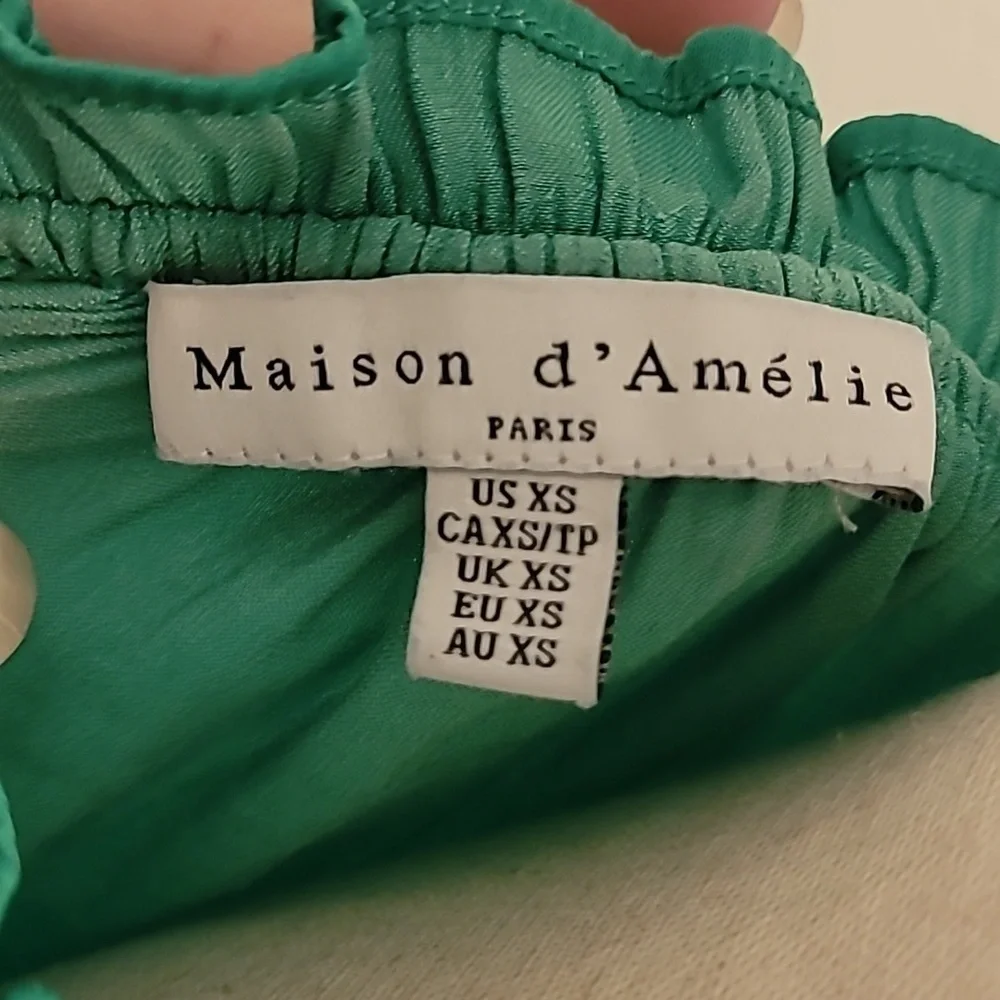 Elegant Green Blouse with Ruffled Neckline - Picture 2 of 5